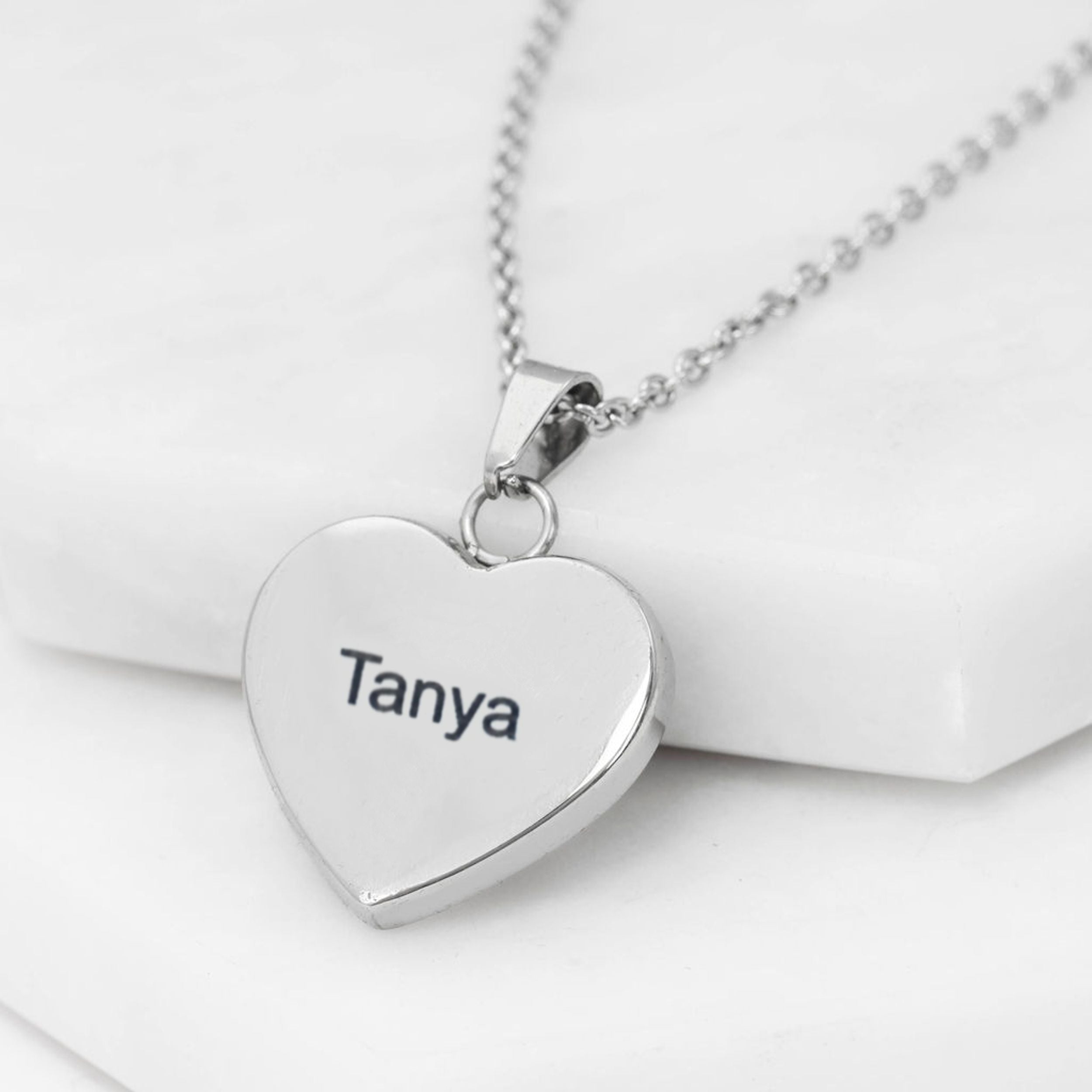 personalised-pendant-necklace-for-women-custom-engraved