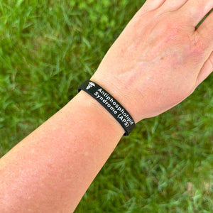 Person wearing an APS alert silicone medical bracelet on the wrist for everyday safety
