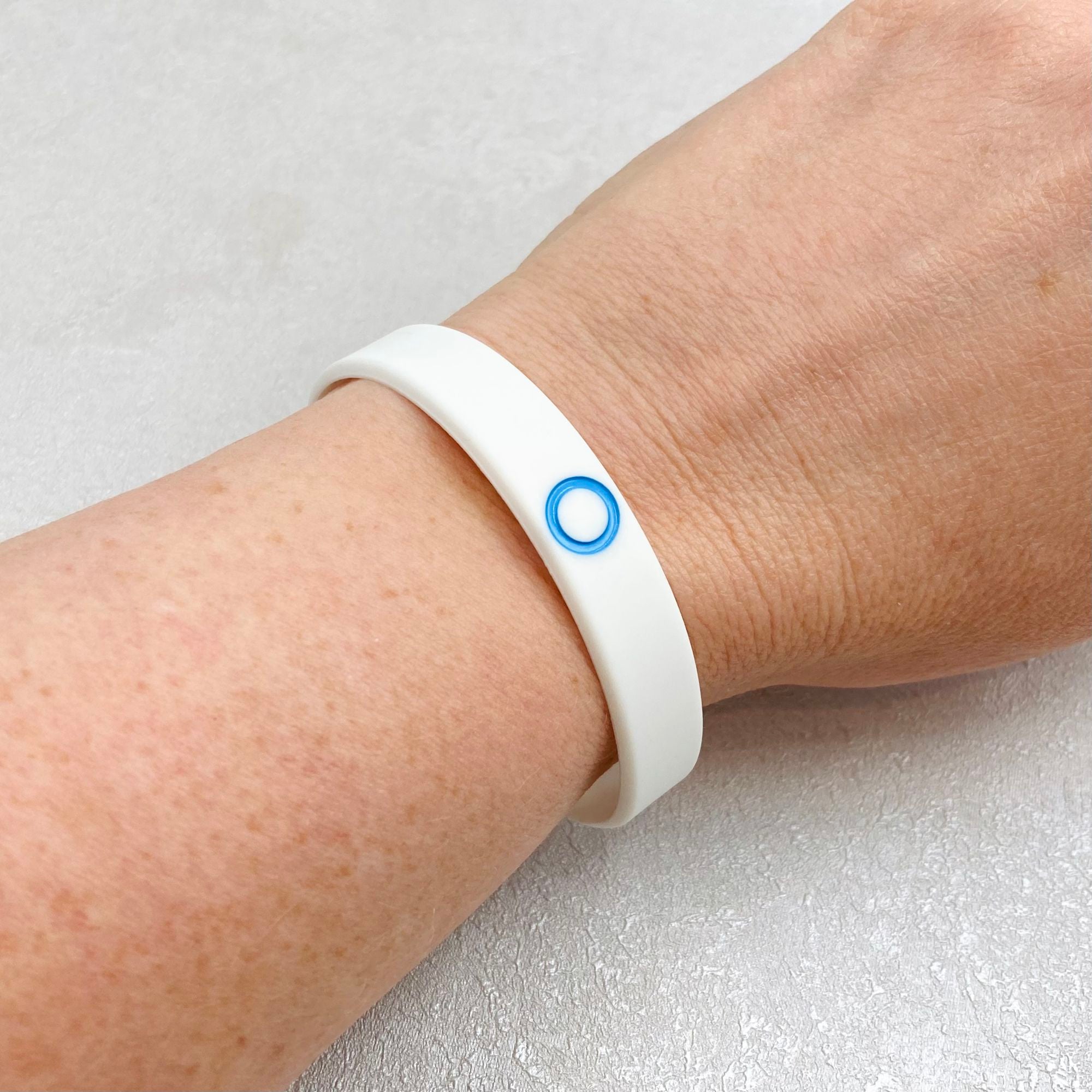 blue circle diabetes wristband awareness